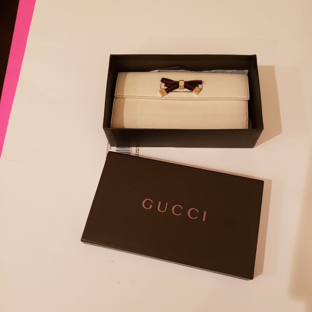 Beautiful Gucci female purse in good condition.